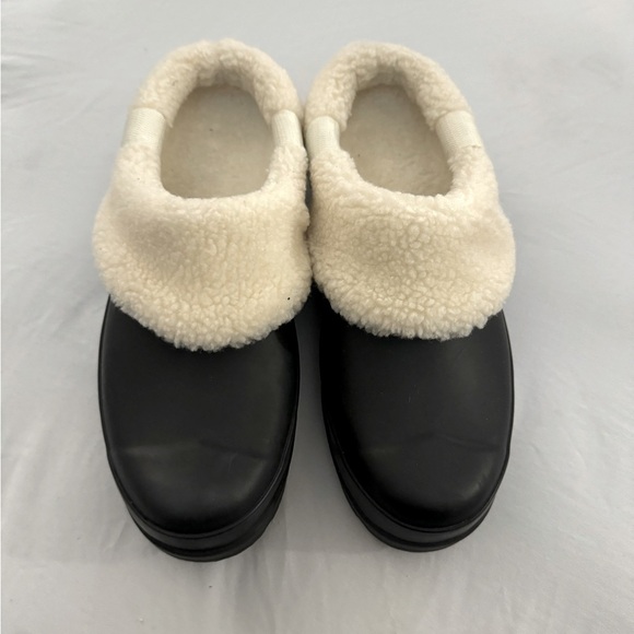 HUNTER Play Sherpa Insulated Mule Clogs Comfy Cozy Fall Sz 6 Black & Cream EUC - Picture 1 of 11